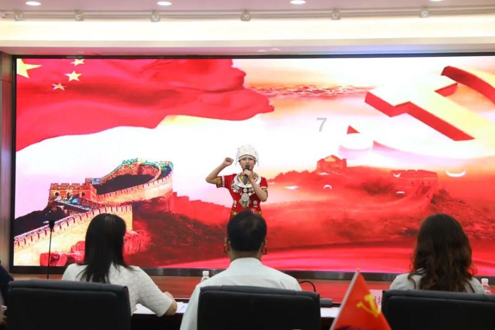 男生,你是对公司里面的女同事感兴趣,还是对新来的实习生感兴趣,助你迅速获取知识答案!